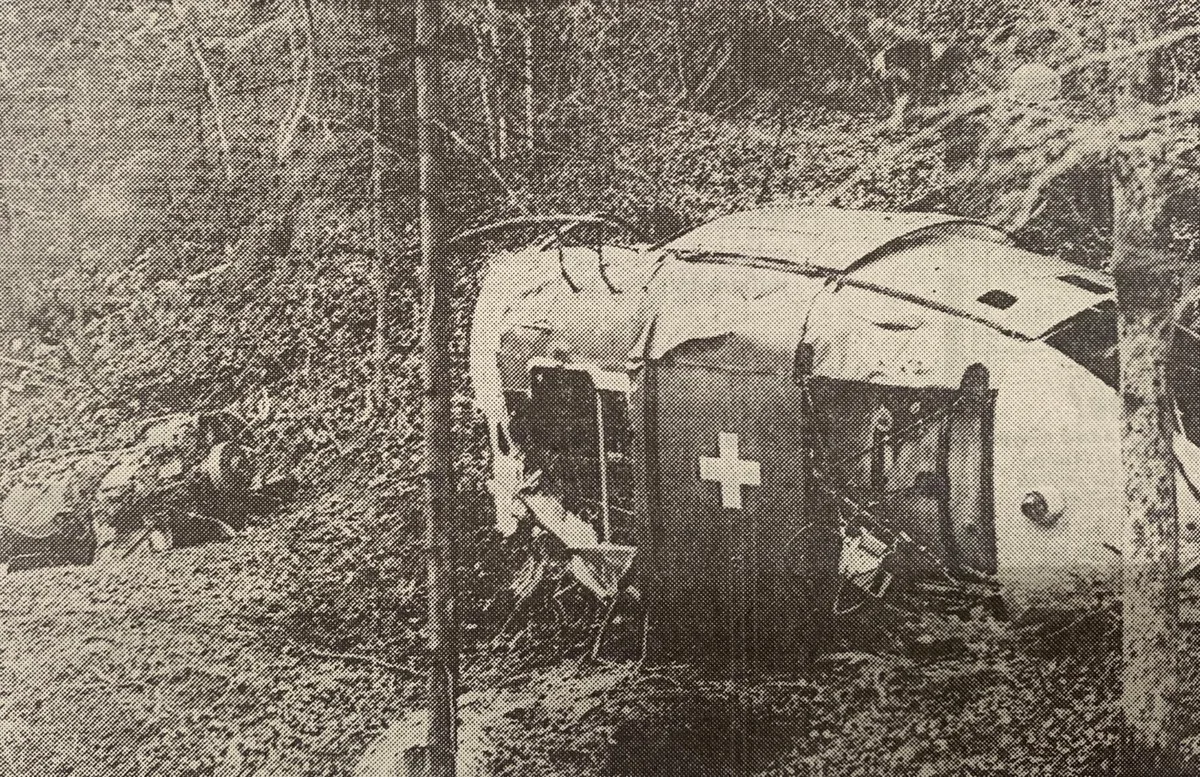 11102022_heliabsturz_cb_5-1_preview Der Militärhelikopter des Typs Alouette III wurde beim Absturz am 21. Oktober 1982 zerstört., Auf der Frontseite des ZO wurden am Tag nach dem Unfall die Fotos der Opfer gezeigt. , Im ZO erschien auch eine Todesanzeige der Armee mit den Namen aller Opfer.