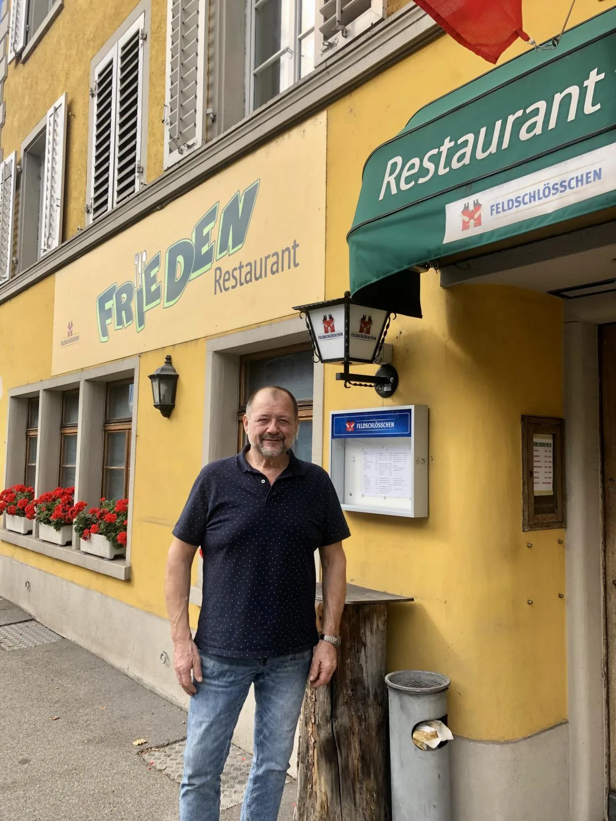 12102022_restaurant_frieden_uster_werner_r%c3%b6llin_ksigg_4_preview Werner Röllin, Pächter des Restaurants Frieden in Uster, scheut eine pauschale Anhebung der Menüpreise., Im Restaurant Zentrum in Hinwil sind die Stellen nur knapp besetzt., Der Preisanstieg bei den Milchprodukte schlägt im Restaurant Bahnhof in Dürnten zu Buche., Gehen bald in Pension und sind daher gelassen: Nina und Peter Weber vom Landgasthof Krone in Russikon.