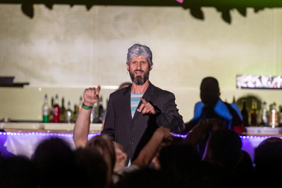 In der Abendunterhaltung ging es um die beliebte Sendung Happy Day., Die Ausschüttung des «Happymat» ergab satte 2.25 Fr., Das Thema Sparen zog sich durch die Show: Die Herren recycelten die Kostüme der vorangegangenen Damengruppe., Die gelungenen Darbietungen aller Turner und Turnerinnen ..., ... überzeugten das anwesende Publikum., Die Szenen aller Darbietenden waren gelungen., Auch die Kleinsten lieferten eine top Show ab., ... und flogen teils ..., ... waghalsig durch die Lüfte., Sichtlich hatten auch die Turner und Turnerinnen Spass., Zu den Highlights gehörten sportliche sowie humorvolle Auftritte., Das Publikum bedankte sich mit tosendem Applaus., Aus dem happy Day ..., ... wurde eine happy Night.