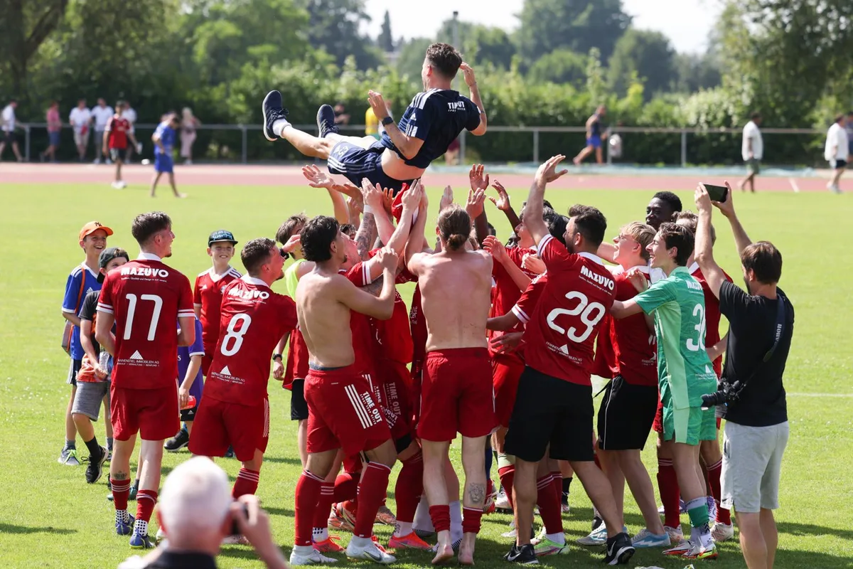 19062022_ustertoess_dku__9_preview Der FC Uster schaffte mit Trainer Etienne Scholz den Aufstieg auf herkömmliche Weise., Für Gossau-Trainer Andreas Häsler müsste man die Abstiegsmodalitäten anpassen.