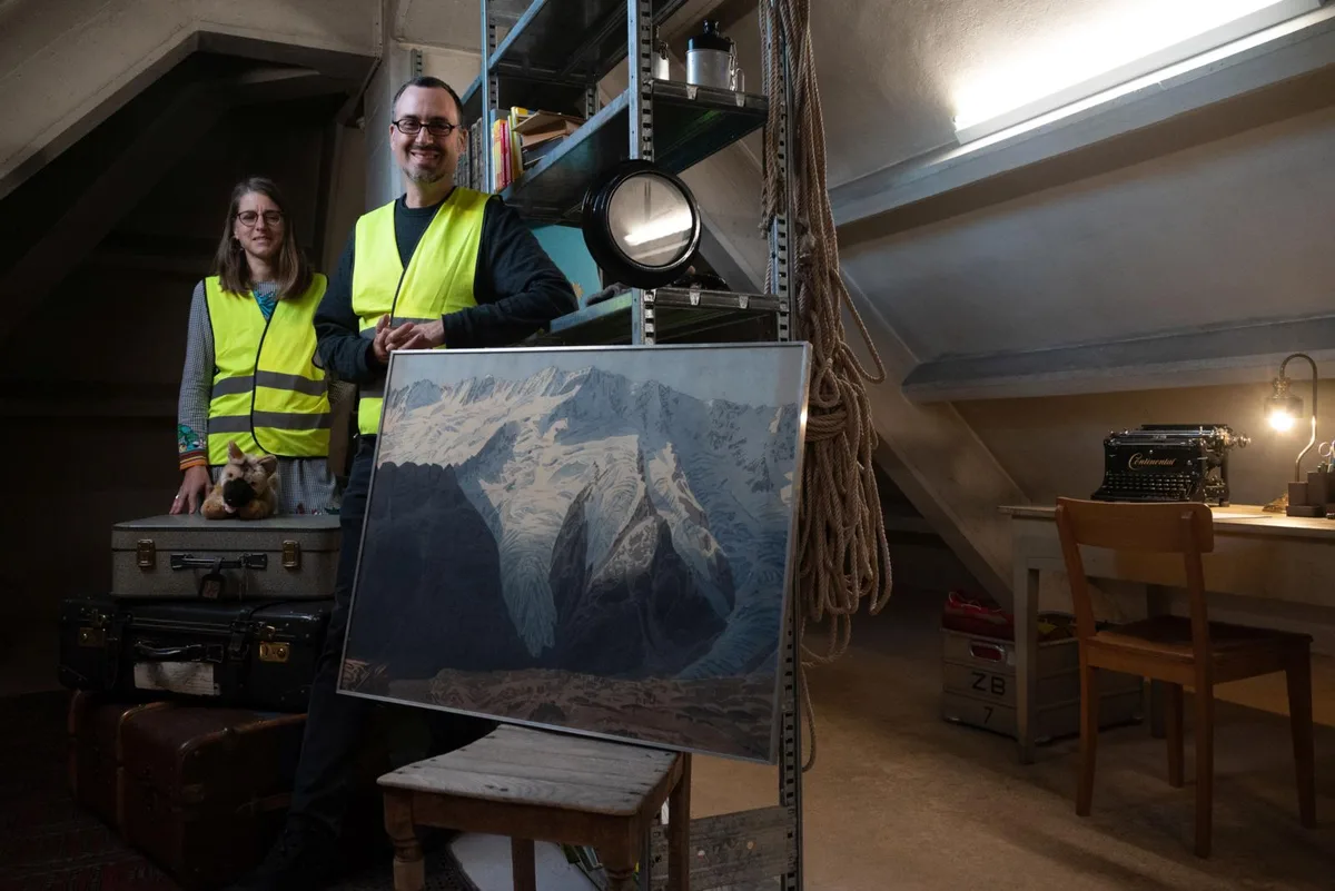 2022-escapa-game-zb-by-dominik-landwehr-03_preview Anita Utzinger und Micha L. Rieser sind wissenschaftliche Bibliothekare. Sie haben das Escape Game in der ZB initiiert., Beim Spiel wühlen sich die Spieler durch einen fiktiven Nachlass., Sie müssen Rätsel lösen, um einen Tresorschlüssel zu finden.