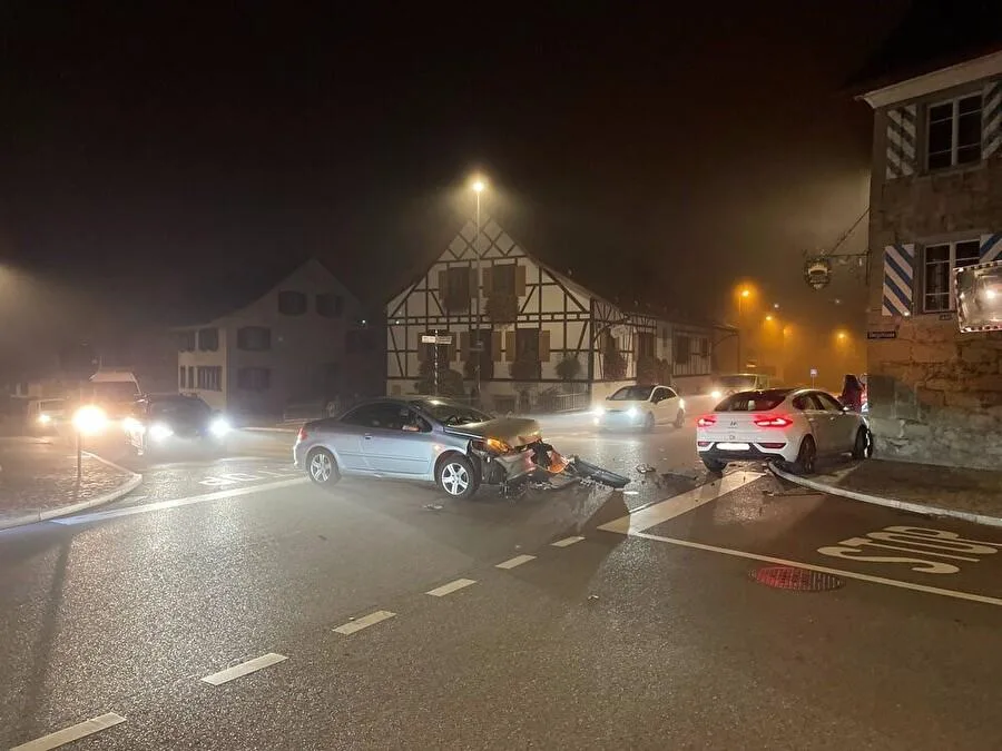 221019-uster-unfall_preview Um sechs Uhr Mittwochmorgen verursachte die Kollission auf der Kronenkreuzung Verzögerungen für Bus- und Berufsverkehr.