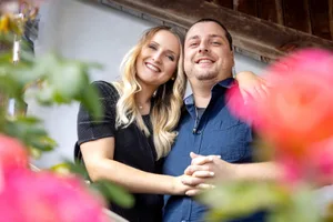 5947502_preview Vanessa und Sven aus Hinwil: Sie sind Teil der neuen SRF-Show «Jaaa! Die Sendung mit Herz»., In der Show erzählen drei Paare die Geschichte ihrer Liebe und erhalten von einer Jury beim Sieg 20'000 Franken Hochzeitsgeld.