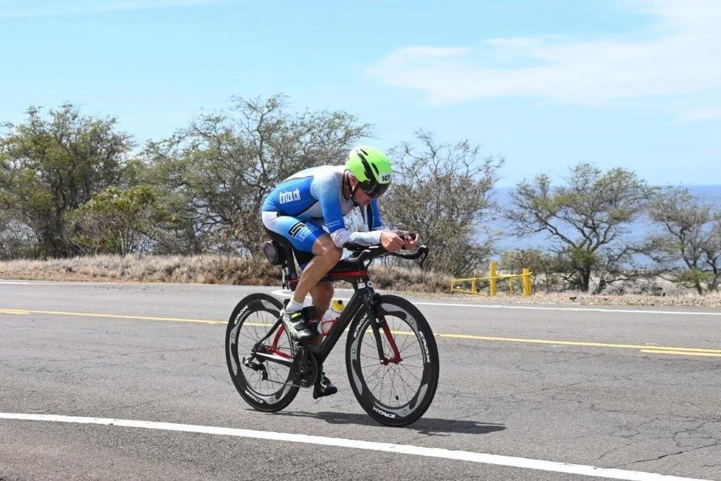 Max Hochstrasser in seinem Element. Auf Hawaii war der Ironman-Athlet auf dem Rad nicht zu bremsen., Nach über 14 Stunden beendete er den Gigathlon als erster in seiner Kategorie., Seine Frau war fast immer dabei, wenn der Fällander an einem Ironman antrat.