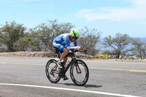 auf%20der%20radstrecke%20in%20voller%20fahrt_preview Max Hochstrasser in seinem Element. Auf Hawaii war der Ironman-Athlet auf dem Rad nicht zu bremsen., Nach über 14 Stunden beendete er den Gigathlon als erster in seiner Kategorie., Seine Frau war fast immer dabei, wenn der Fällander an einem Ironman antrat.