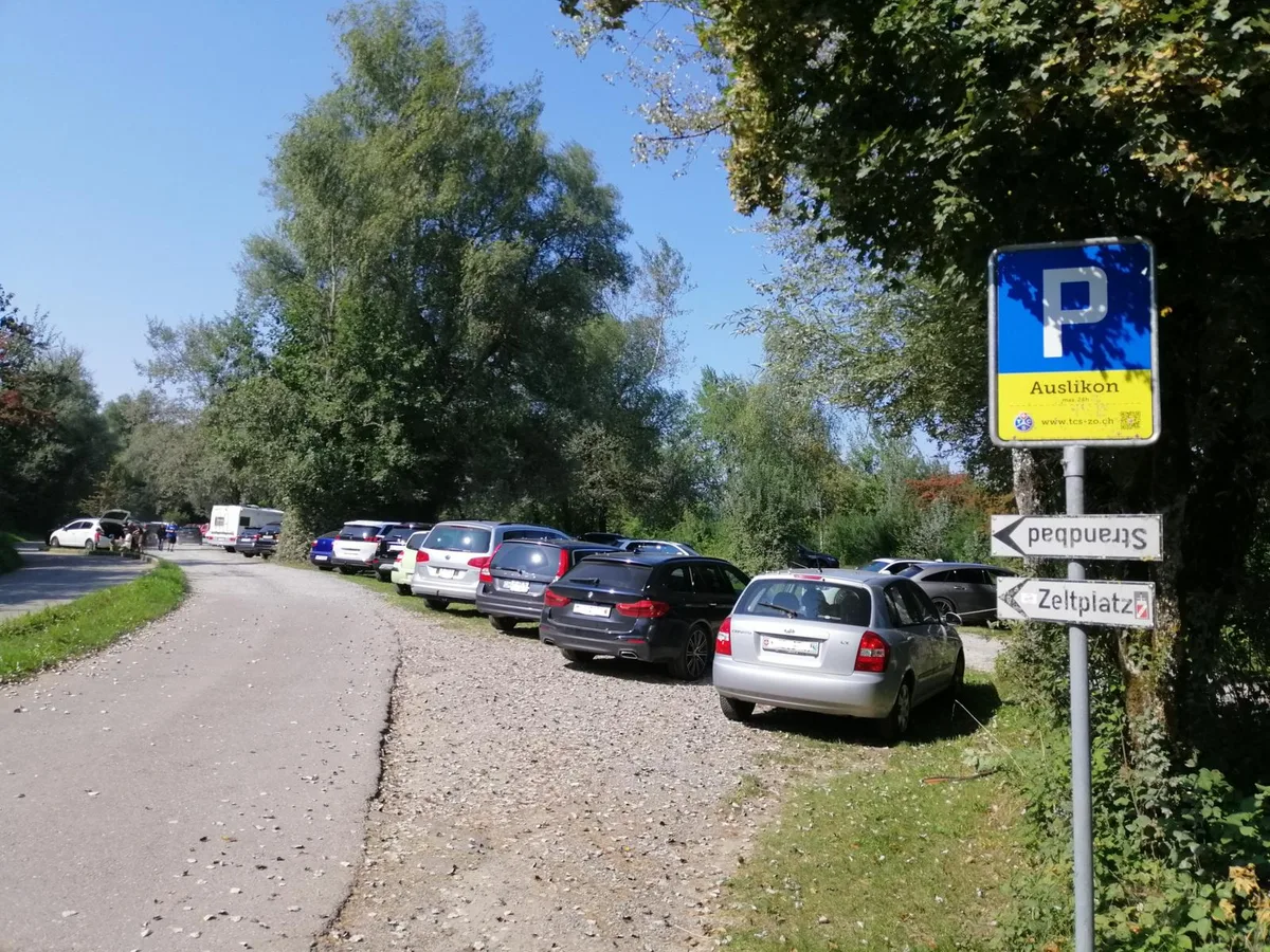 Soll an den Ausliker Dorfrand verschoben werden: Der Parkplatz Auslikon Nord.
