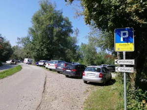 auslikon_parkplatz_preview Soll an den Ausliker Dorfrand verschoben werden: Der Parkplatz Auslikon Nord.