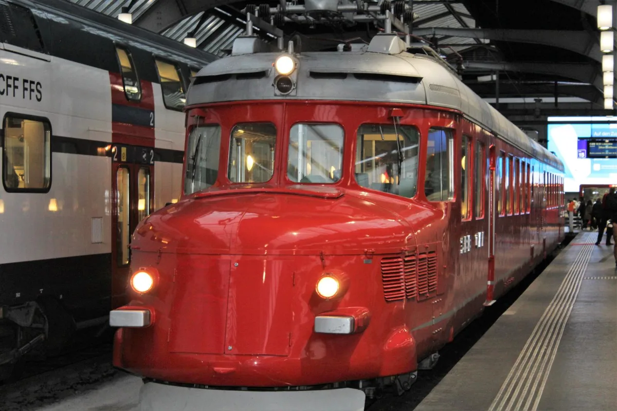 Dieser Zug fällt auf. Der nostalgische «Churchill» im HB Zürich., Seltene Innenansicht: Der Führerstand des «Churchill»., Nur gerade acht Personen in der Schweiz können diesen Zug fahren. , Heimelig: Das Bier wird zusammen mit einem herbstlichen Menü genossen., Die Gäste zeigen sich zufrieden: Vater Marcel und Sohn Janur Ammann sind extra aus Uttigen bei Thun angereist.