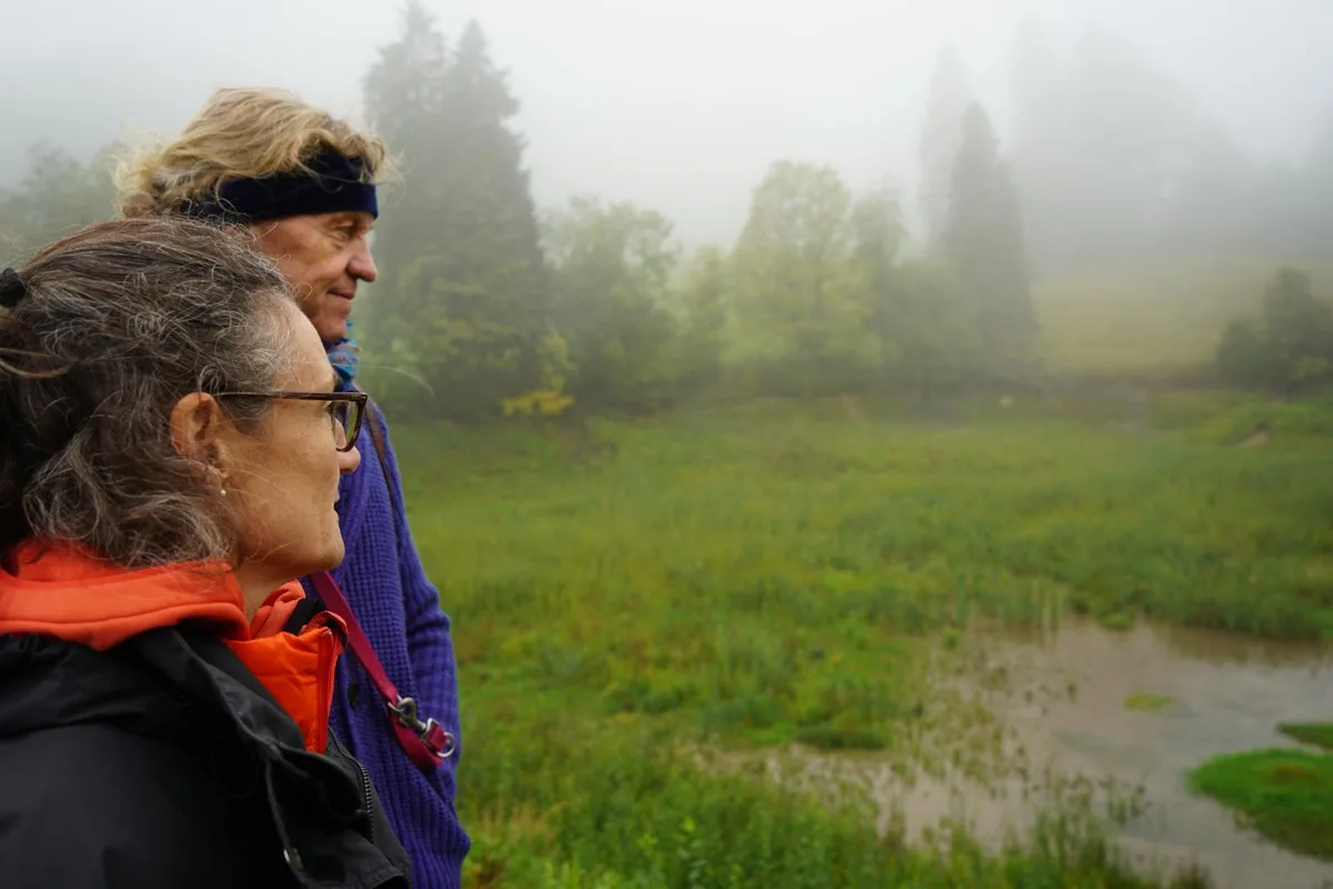 dsc02718_preview_1 Die Walder schauen ratlos auf ihren ehemaligen Badeweiher., Momentan ist nur Sumpf zu sehen., Der Weg rund um den Weiher ist momentan nicht zugänglich., Der Weiher wurde schon im Spätsommer 2021 leergefischt.