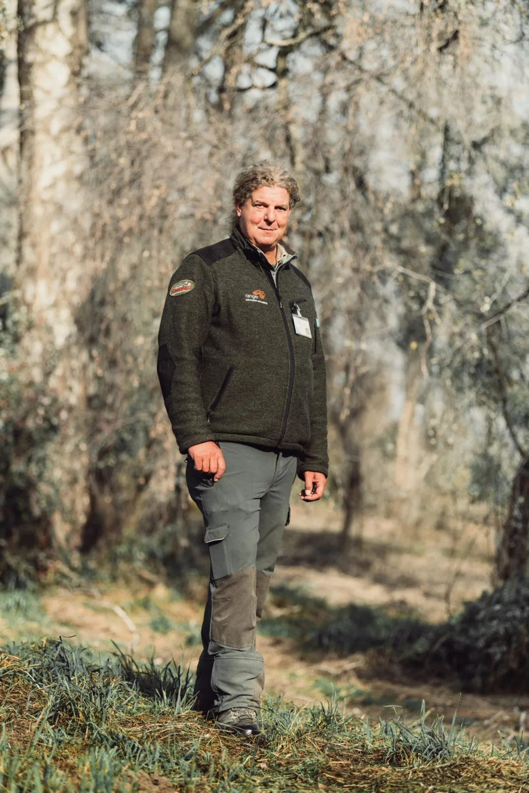Ranger Niklas Göth steht im Wald