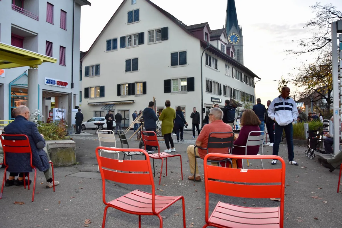 m%c3%b6blierungselementeoberwetzikon_sitzenundverweilen_wetzikon_9_mav_preview Der Schlussevent der Phase «Testen und Ausloten» zog viele Interessierte am Freitagabend ins Wetziker Zentrum., Stadtpräsident Pascal Bassu (SP) präsentierte die von der Stadt vorgenommenen Umgestaltungsmassnahmen für Oberwetzikon., Der «Schwätzbäse» war mitunter eine Holzskulptur, die seit Mitte August zur Aufwertung von Oberwetzikon hat beitragen sollen., Die neuen Sitzgelegenheiten schienen bei der Bevölkerung gut angekommen zu sein.
