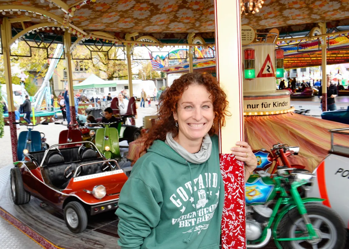 rahel_gottardi_weu_preview Rahel Gottardi vermochte zu strahlen. Der Wettergott meinte es an der Chilbi gut mit den Bahn-Betreibern., Vorsicht Drehung: Wer auf dem Scorpion mitfuhr, brauchte starke Nerven , Besonders beliebt war auch die Discovery. Die Bahn sorgte für so manche neue Frisur., Etwas ruhiger ging es auf der Dragon-Bahn zu und her., Wer selbst die Geschicke lenken wollte, war beim Autoscooter am richtigen Ort., Es gab aber auch andere Attraktionen wie den Schiessstand …, … Spielbuden …, … oder die Sprungseile., Fürs leibliche Wohl sorgte die Confiserie Leuthard., Die Familien genossen den schönen Herbsttag., Die Familien genossen den schönen Herbsttag., Die Familien genossen den schönen Herbsttag.