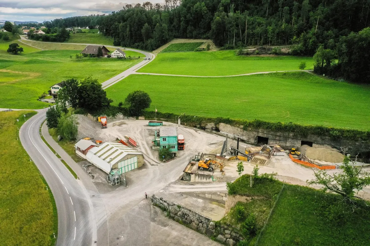 rueti_06072020_deponiesonnenfeld_sbo_2_preview Die Kiesgrube Sonnenfeld in Sichtweite der Rütner Aussenwacht Weier (hinten links) soll zur Deponie ausgebaut werden., Die Karte zeigt die Lage der geplanten Deponie Sonnenfeld., Künftig sollen 73 Lastwagenfahrten vom Sonnenfeld aus erfolgen.