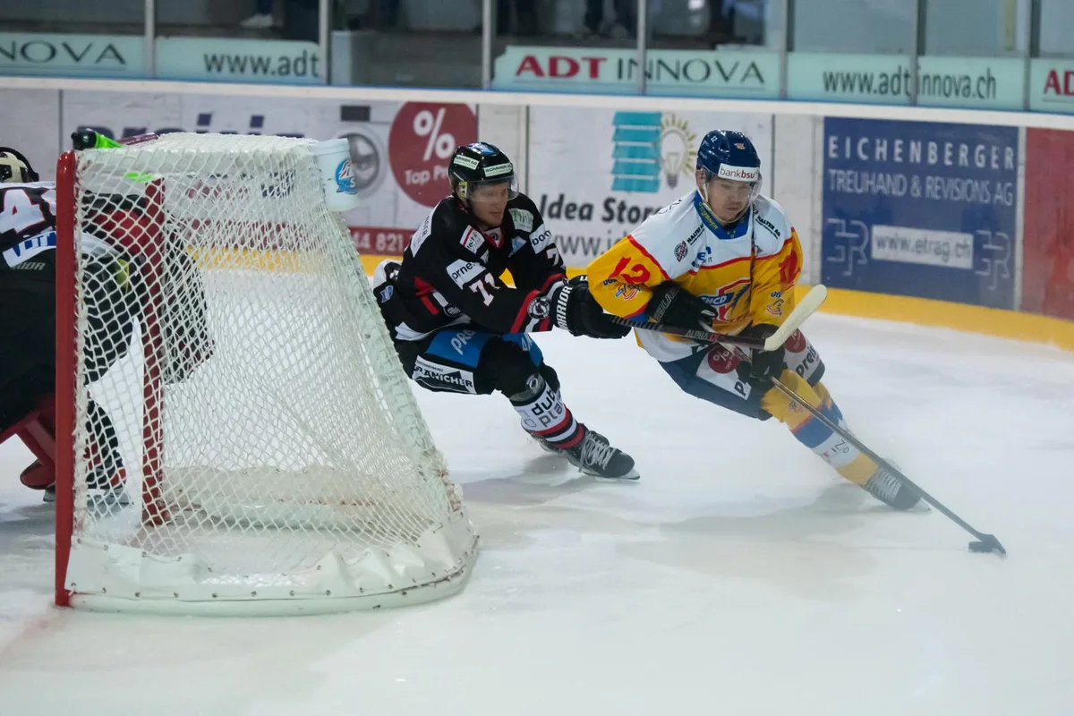 sport_20220917_eishockey_d%c3%bcbendorf-huttwil_pif-8_preview Es war zwar kein Spaziergang, aber Dübendorf (Dominik Hardmeier, rechts) schnappte sich doch die volle Punktzahl gegen Bülach.