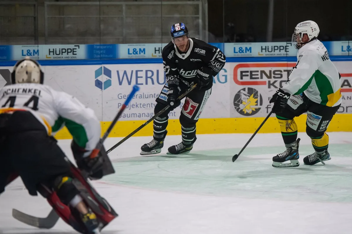 sport_20221001_eishockey_wetzikon-wil_pif-9_preview Kurz vor Schluss brachte Timon Vesely (Mitte) den EHC Wetzikon gegen Luzern auf den richtigen Weg.