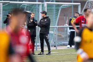 sport_20221001_fussball_wetzikon-pf%c3%a4ffikon_pif-27_preview Für die FCW-Trainer Patrick Leuenberger (l.) und Antonio Convertito gab es gegen Pfäffikon viel zu besprechen, Der Wetziker Maxime Scholl (r.) gegen Pfäffikons Nico Moschin., Einer der Routiniers des FC Wetzikon: Georg Arpagaus.