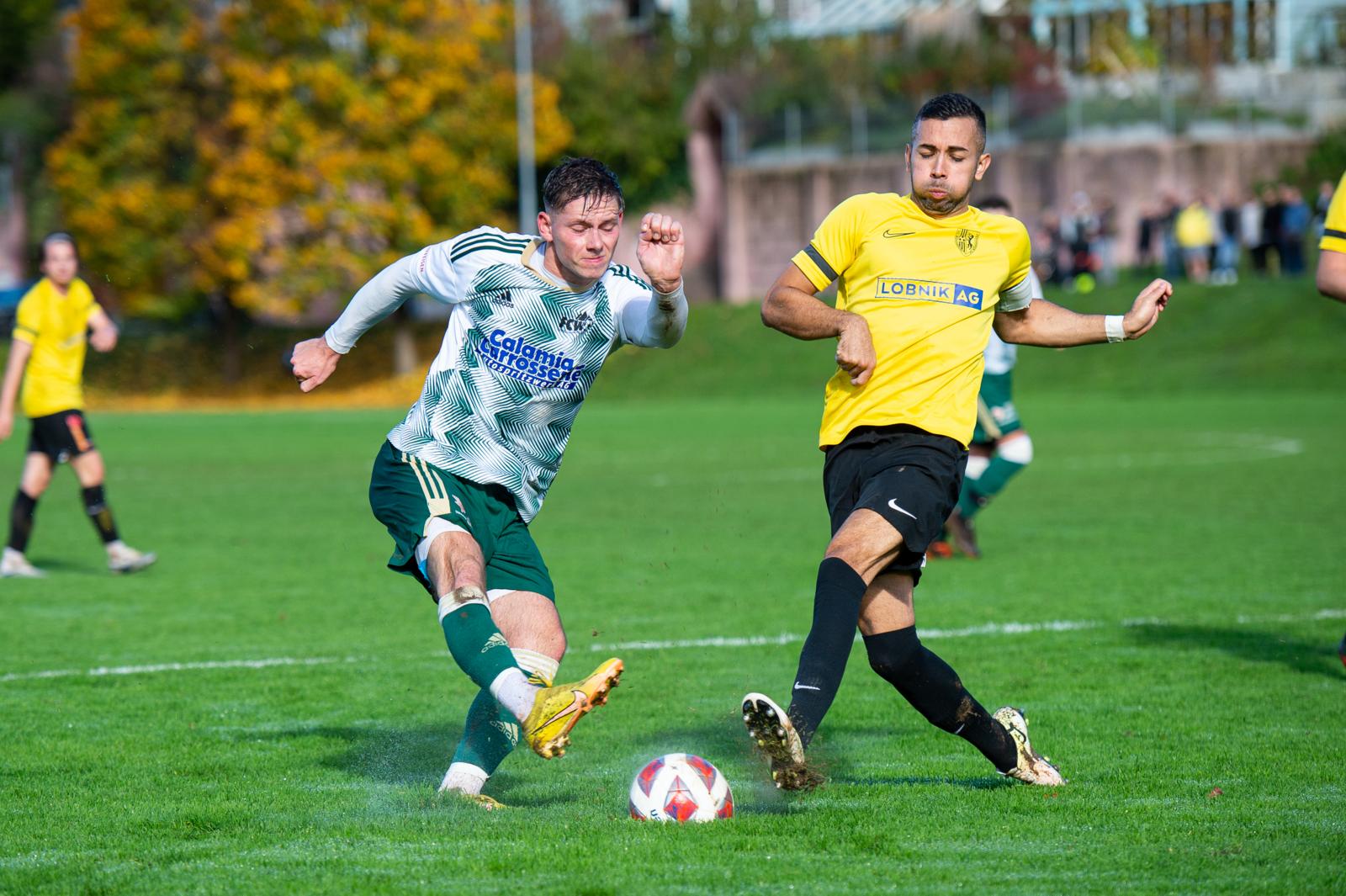 Der Walder Patrik Juric (links) zieht gegen Männedorf ab.