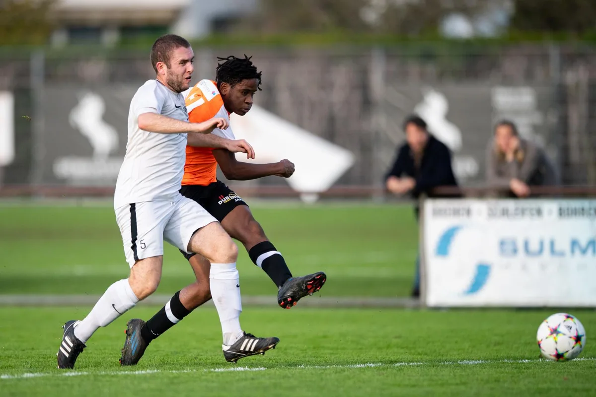 sport_20221030_fussball_d%c3%bcbendorf-wiesendangen_pif-10_preview Cadima Lusiola, hier gegen Wiesendangens Zinedin Fresneda, erzielte das zweite Dübendorfer Tor.
