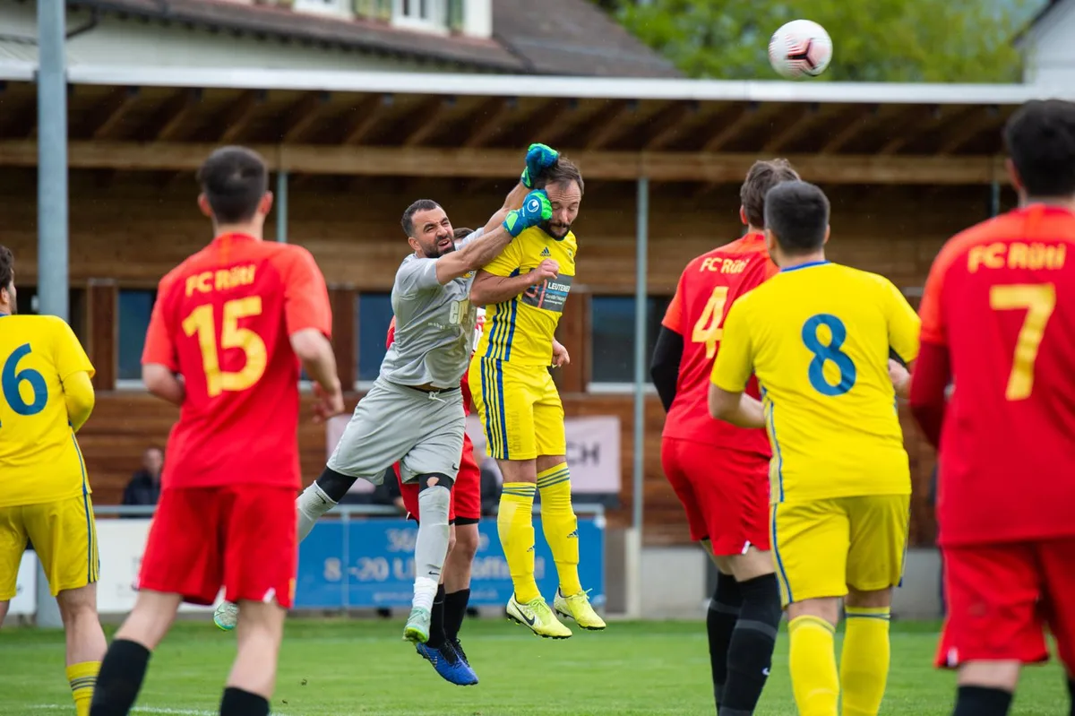 Torwart-Routinier Stefano Calendo, hier gegen Gossaus Peter Niffeler, fehlt den Rütnern derzeit spürbar.