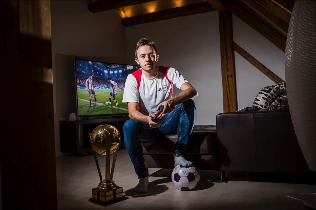 Luca Boller machte sein Hobby zum Beruf., Fast fünf Jahre war der Fehraltorfer beim FCB unter Vertrag., Vergangenheit: Luca Boller auf der Tribüne des St.-Jakob-Park., Boller war auch Captain des Nationalteams.
