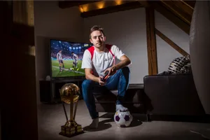sport_26012017_lucaboller_crm_5_preview Luca Boller machte sein Hobby zum Beruf., Fast fünf Jahre war der Fehraltorfer beim FCB unter Vertrag., Vergangenheit: Luca Boller auf der Tribüne des St.-Jakob-Park., Boller war auch Captain des Nationalteams.