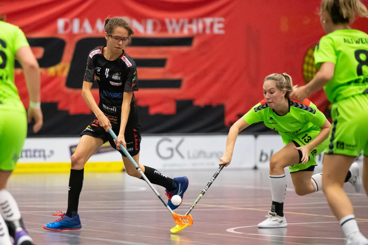 sport_unihockey_riders-laupen_25092021_pif-11_preview Reihte sich unter die Torschützinnen: Riders-Verteidigerin Jessica Smeds (am Ball).