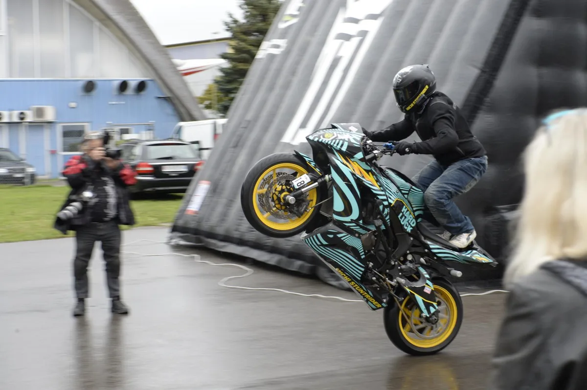 Motorengeräusche erfüllten das Dübendorfer Flugplatzgelände am Wochenende., An der Töffmesse durften die verschiedenen Motorradshows nicht fehlen., Über die Köpfe der Zuschauer flog in Dübendorf ..., ... dieses Mal kein Flugzeug, sondern ungewöhnlicherweise ein Töff hinweg., Über 50 Aussteller präsentierten ihr Angebot ..., ... und hatten so einiges zu bieten., An den Zweirädern konnte man sich kaum sattsehen., Die Messe war gut besucht.
