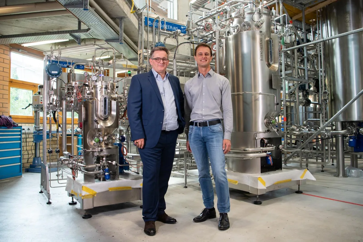 bioengineering-firma-50jahre-wald-sbo-43_preview CEO Marc Bachmann (links) und Entwicklungschef Gero Greive gehen neue Wege mit der Bioengineering AG., Die 50-jährige Firma aus Wald bedient bisher hauptsächlich Kundschaft aus der Pharmabranche., Bioengineering produziert Behälter (Bioreaktoren), in denen Mikroorganismen oder Zellen kultiviert werden., Zusätzlich zu Arzneimitteln soll in den Reaktoren bald auch Fleisch wachsen - das ist der Plan von Greive und Bachmann (v. l.).
