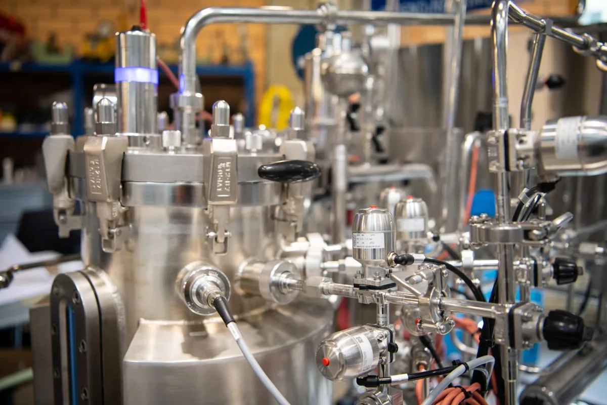 Zwölf bis 18 Monate dauert in der Regel die Herstellung eines Bioreaktors. In einer Werkhalle steht eine silbrige Apparatur.