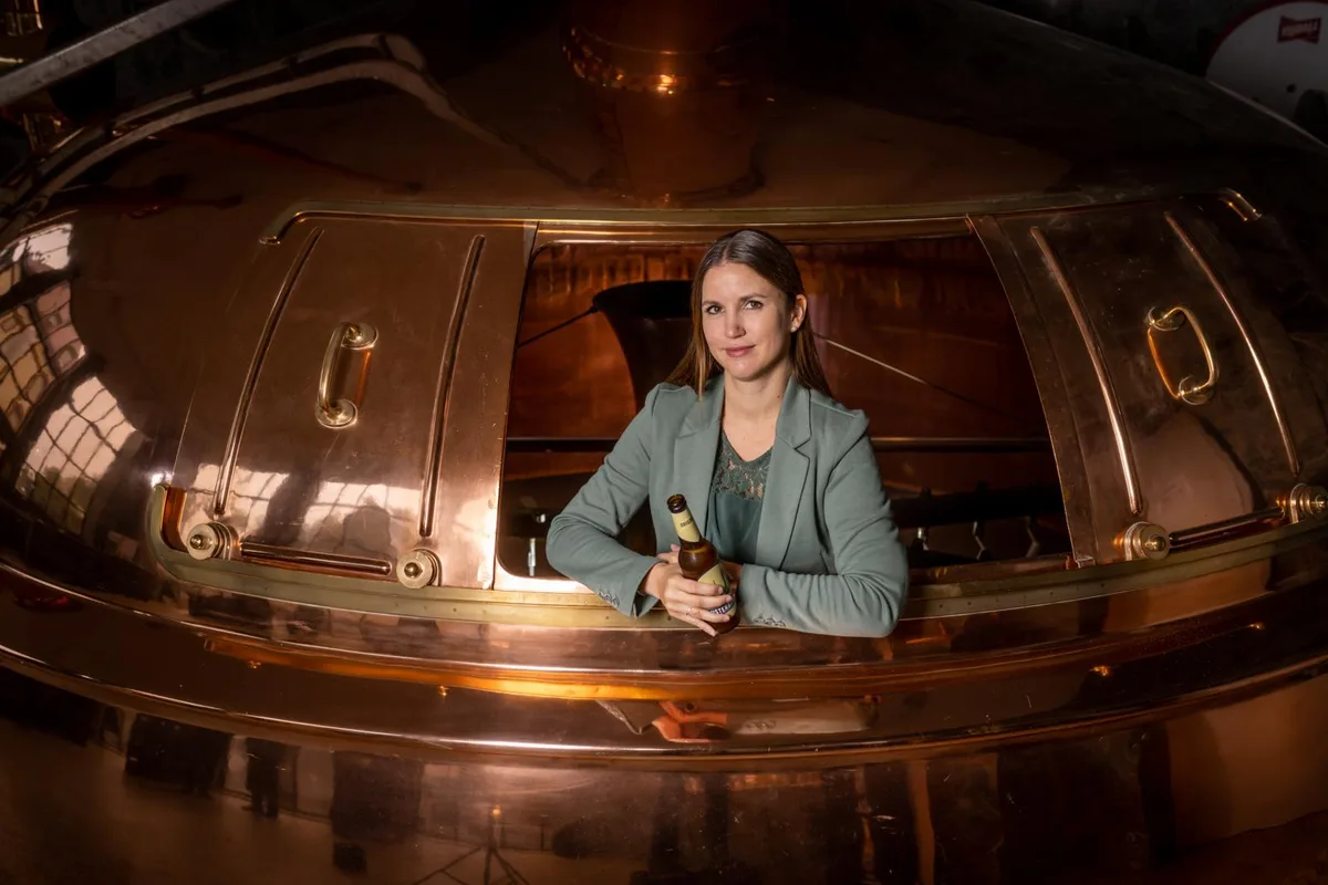 brauerei-bier-uster-crm-32_preview Daniela Brauchli: Noch ist sie als junge Frau in einer Führungsfunktion eine Ausnahme in der Bierbranche., Mit prüfendem Blick: Daniela Brauchli in der Flaschenabfüllanlage ihrer Brauerei., In der Produktionsabteilung fliesst Flasche um Flasche vom Fliessband., Mit der Usterbräu-Linie hat alles begonnen. Inzwischen führt die Brauerei zehn Sorten., Pro Jahr produziert die Brauerei Uster rund eine halbe Million Liter Bier., Am 25. Juni hat die Brauerei Uster zum 125-jährigen Jubiläum des Areals geladen. Die Leute kamen zahlreich.