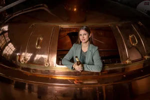 brauerei-bier-uster-crm-32_preview Daniela Brauchli: Noch ist sie als junge Frau in einer Führungsfunktion eine Ausnahme in der Bierbranche., Mit prüfendem Blick: Daniela Brauchli in der Flaschenabfüllanlage ihrer Brauerei., In der Produktionsabteilung fliesst Flasche um Flasche vom Fliessband., Mit der Usterbräu-Linie hat alles begonnen. Inzwischen führt die Brauerei zehn Sorten., Pro Jahr produziert die Brauerei Uster rund eine halbe Million Liter Bier., Am 25. Juni hat die Brauerei Uster zum 125-jährigen Jubiläum des Areals geladen. Die Leute kamen zahlreich.