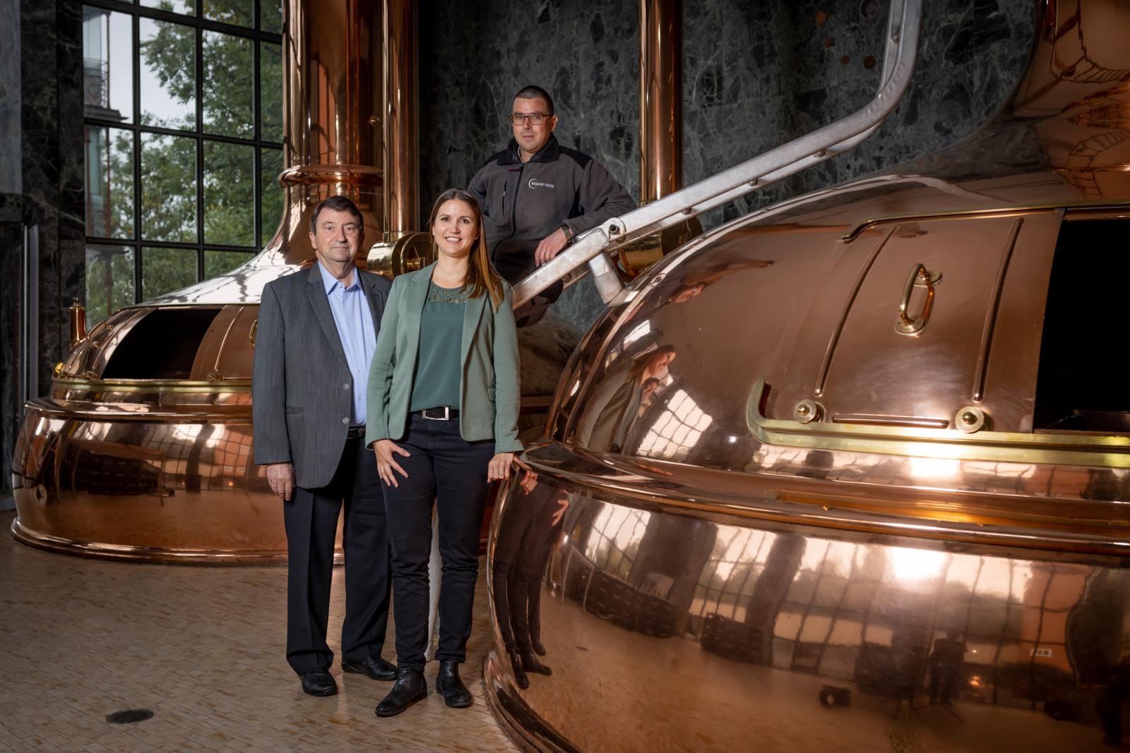 Ein Bier, eine Familie: Daniela Brauchli, Vater Hanspeter Bucher (li.) und Bruder und Produktionsleiter Stefan Bucher.