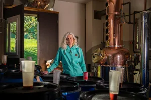 distillerie-heimat-elviramueller-bauma-sbo-3_preview Elvira Müller-Ziegler in ihrer Distillerie Heimat im Baumer Weiler Seewadel., Müller-Ziegler ist die vierte Generation, die im Seewadel Schnaps brennt. , Aktuell gären die Früchte in den Fässern. Die ganze Destillerie ist im Moment vollgestellt.