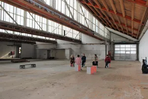 fahrwerk-oe-theater-kollbrunn-1_preview Die Theatergruppe Fahrwerk.ö! probt in der leeren Halle der alten Spinnerei., Das Ensemble lebt zusammen in Wohnwagen auf dem Parkplatz des Areals., Amada Reichmuth begleitet die Produktion als «oeil extérieur».
