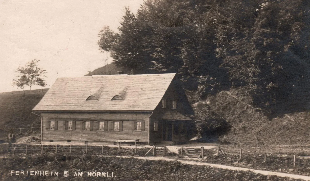 Auf dem Foto sieht man eine schwarz-weiss Aufnahme eines Hauses.