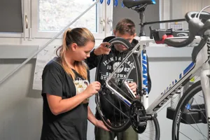gewerbe-ol-bauma-mechaniker-2_preview Janos und Tanisha setzen einen Reifen bei einem Rennvelo ein. Das braucht flinke Finger. , Auf der Gemeindeverwaltung sortieren Eileen und Eileen Akten., Philipp und Eileen bereiten zusammen mit Bauer Andreas Rüegg das Futter für die Kühe vor.