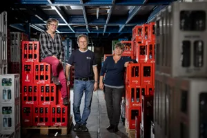 girsberger-wirtschaft-uster-crm-21_preview Lilian Angehrn, Raphael Angehrn und Monika Sieber (v. l.) leiten die Girsberger + Sieber AG., Ab Januar 2023 werden sie ihren Getränkehandel abtreten. Dafür behalten sie..., ... ihren Tankstellenshop an der Riedikerstrasse 5., Neue Eigentümerin der Getränkehandlung ist die Zweifel Weine & Getränke AG. Im Bild: CEO Stefan Zwyssig.