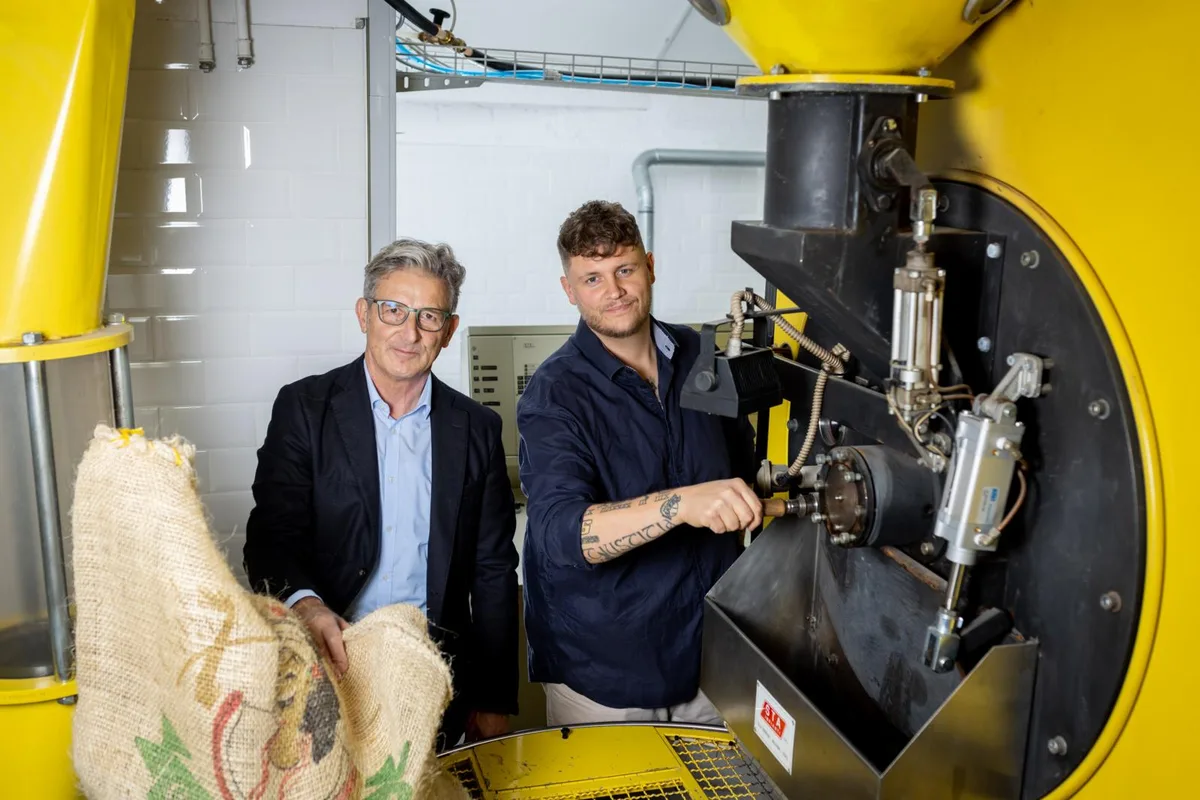 kaffeeroesterei-busin-wetzikon-crm-37_preview Maurizio (links) und sein Sohn Dario Busin präsentieren der Öffentlichkeit die neue Rösterei., Durch einen glücklichen Zufall konnte Maurizio Busin eine Röstmaschine erstehen., Busin produziert zwar schon seit 1997 seinen eigenen Kaffee - bisher jedoch in einer externen Rösterei., Dass der Unternehmer seine Bohnen nun selbst rösten kann, ermöglicht ihm viel mehr Freiheiten und Möglichkeiten.