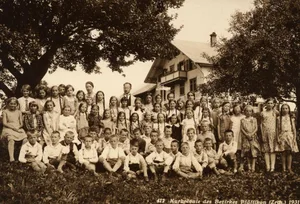 kurkolonie-bezirk-pfaeffikon-schindlet-chronikarchiv-bauma-erholungshaeuser_preview 1931 verbrachten Kinder aus dem Bezirk Pfäffikon ihre Erholungsferien im Schindlet in Bauma., Erholungsferien im Tösstal auch für diese Frauen: Freizeit in der Stiftung Ferienheim Röseligarten in Sitzberg, zirka 1965.