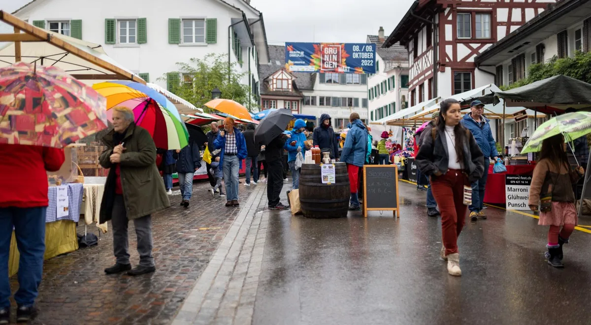 landvogteimark-grueningen-markt-crm-24_preview Der Landvogteimarkt in Grüningen findet jeweils am zweiten Wochenende im Oktober statt., Der Anlass bietet Gelegenheit, allerlei traditionelles Handwerk kennenzulernen., Kulinarisches gibt es an diversen Ständen. Die Auswahl war auch heuer wieder gross., Zierpflanzen und grosse Landwirtschaftsmaschinen: Der Markt bietet einiges, was das Oberländer Herz begehrt., Zum traditionellen Handwerk gehört die entsprechende Kleidung., Bei diesem Oldtimer-Traktor schlägt das Bauernherz höher. , Auch sägen will gelernt sein. Diese junge Besucherin versucht sich als Handwerkerin., Auch heuer reiht sich wieder Marktstand an Marktstand., Für die Besucherinnen und Besucher gab's die legendären Würste des hiesigen Metzgers., Und wer wollte, konnte sich als Bogenschütze versuchen,, Der Schmied zeigt, wie Eisen zu einem Werkzeug gefertigt wird., Profis demonstrieren ihr Können, Das bisschen Regen hielt die Leute nicht vom Besuch des Marktes ab., Auch für Kinder gab es allerlei Beschäftigung., Lieber Burger im Freien..., ...oder Bier im Zelt? , Regionale Köstlichkeiten für den heimischen Vorratsraum., Ein bisschen Rummel gehört ebenfalls dazu. Und hier ist man auch vor dem Regen geschützt., Der Autoscooter wird am Abend bestimmt noch besser besucht.