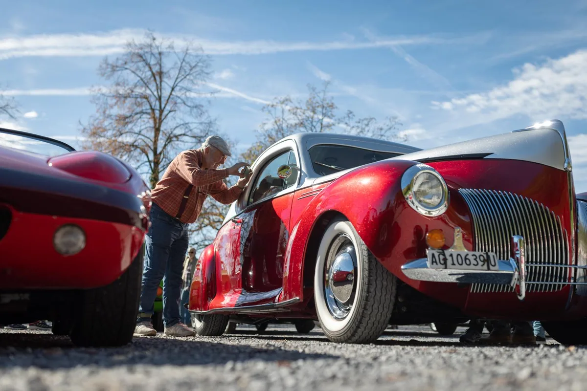 oldtimertreffen-hasenstrick-duernten-crm-4_preview Auf Hochglanz poliert: Am Sonntag war wieder einmal Oldtimertreffen auf dem Hasenstrick., Der Landgasthof in Dürnten war Treffpunkt für Besitzer und Fans alter Automobile., Zahlreiche Besucher schlenderten zwischen den Autos umher ..., ... und bewunderten die Karossen. , Bei bestem Wetter glänzten Felgen und Kühlhauben im Sonnenschein., Auch Kühlerfiguren funkelten im Sonnenlicht., , , In den blitzbank geputzten Felgen konnte man sogar sein eigenes Spiegelbild bewundern., Das Wetter für die Anfahrt zum Treffen war ideal., , Zum Oldtimer gehört auf die alte Pfeife., Sogar unter die Hauben wurde geschaut., Viel mehr als Geschwindigkeit stand die Entschleunigung beim Anlass im Vordergrund., Bis bald: Das nächste Treffen wird schon mal auf dem Programm stehen.