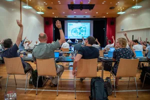 parlament-effretikon-sbo-4_preview Die Parlamentarierinnen und Parlamentarier haben in Illnau-Effretikon den Stadthaussaal wieder übernommen.