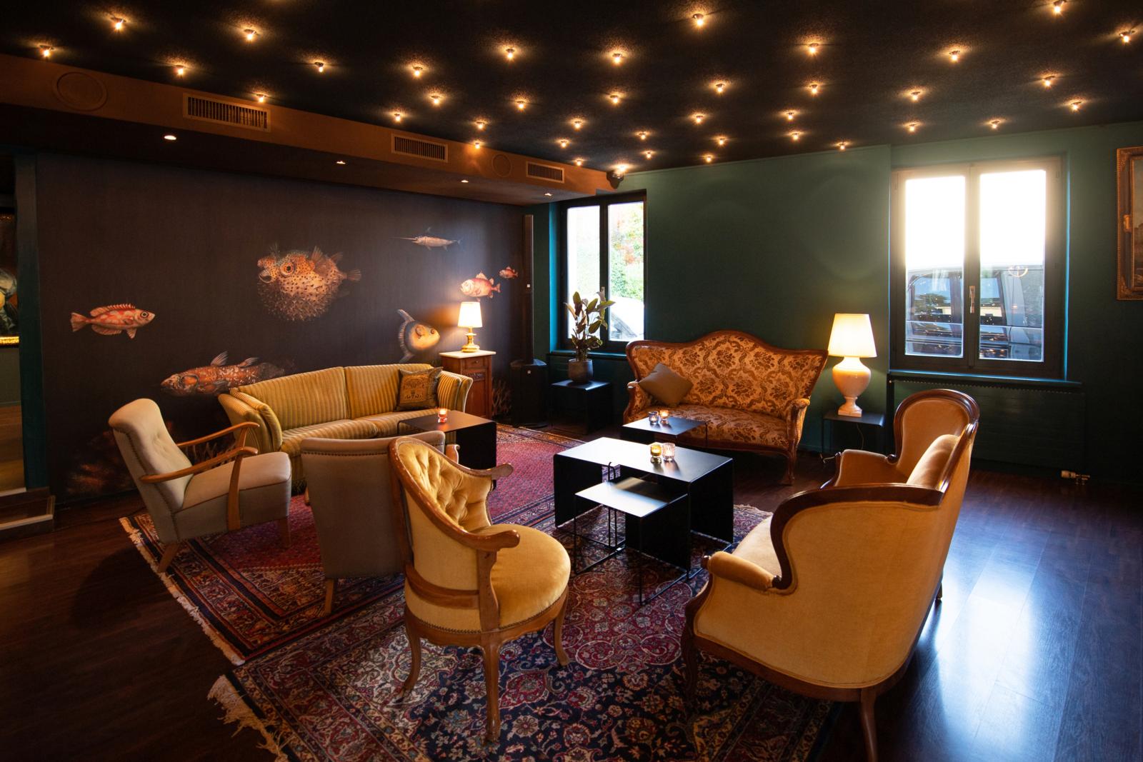 Bar interieur mit plüsch-Mobiliar. 