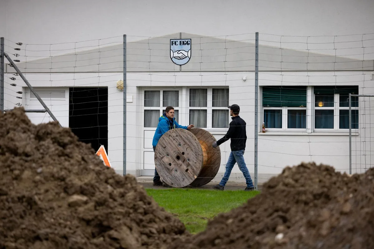 Alle Freiwilligen sind gut gelaunt während des Spatenstichs für die neue Turnhalle., Kein Wunder: Der Verein «Trainingshalle Schürwies» kann nach einem steinigen Weg endlich den Spatenstich vollziehen., Fleissig und unermüdlich arbeiten die Freiwilligen ..., ... und lassen sich auch vom trüben Regenwetter nicht aufhalten., Auslöser des Projekts war die Tatsache, dass den Eggern die Indoor-Trainingsmöglichkeiten ausgegangen sind., Es besteht ein zusätzlicher Hallenbedarf von 55 Stunden pro Woche.,  Egg wollte dieses Bedürfnis vor vier Jahren mit dem Bau einer neuen Dreifach-Turnhalle stillen., An der Urne wurde dieser Vorschlag jedoch abgelehnt. Der Bau der Halle war indes nur ein kleiner Teil der Abstimmungsvorlage. , Danach haben sich die Sportvereine zusammengetan - und ihr Schicksal selbst in die Hand genommen.