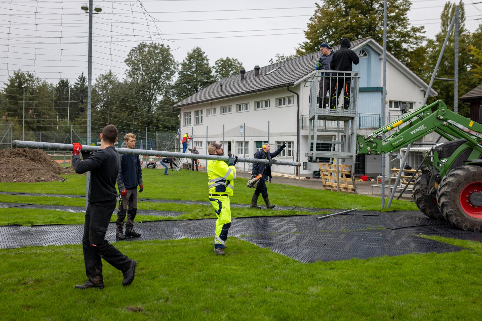 Abbrucharbeiten als Spatenstich durch Freiwillige für die neue Sporthalle Schürwies.