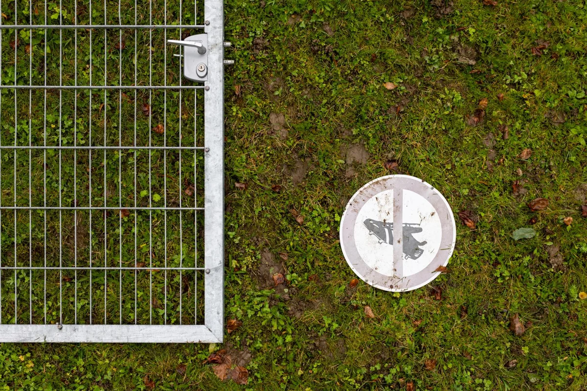 Abbrucharbeiten als Spatenstich durch Freiwillige für die neue Sporthalle Schürwies.