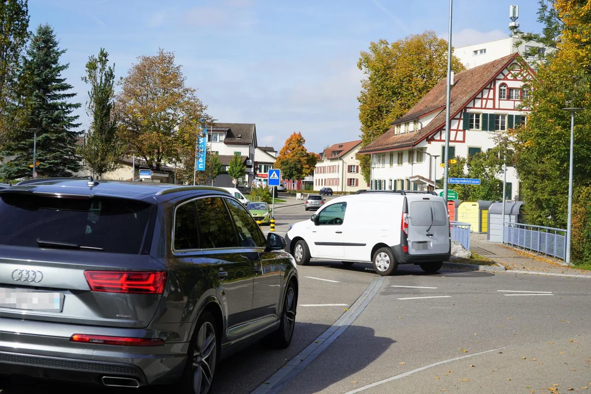 Auf dem Foto sieht man eine Kreuzung mit zwei Autos. Der Rechtsvortritt wird gewährt.