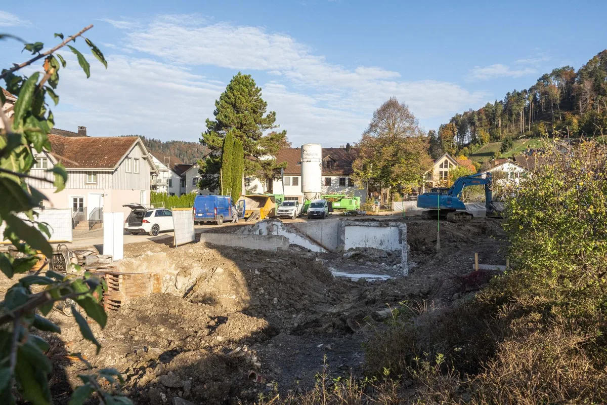 turbenthal-domum-spatenstich-agy-6_preview Direkt neben dem Alterszentrum Lindehus in Turbenthal ist eine grosse Baustelle. Beim Spatenstich dabei waren …, … Architekt Aurelio Brucato, Bauherr Fabian Vatrella, Marco Ramstein von Helvetia und Bruno Vollmer vom Zweckverband (v.l.)., Wo heute noch eine Baugrube ist, soll 2024 die Überbauung Domum stehen., Ihr musste vor einiger Zeit dieses Doppeleinfamilienhaus weichen.