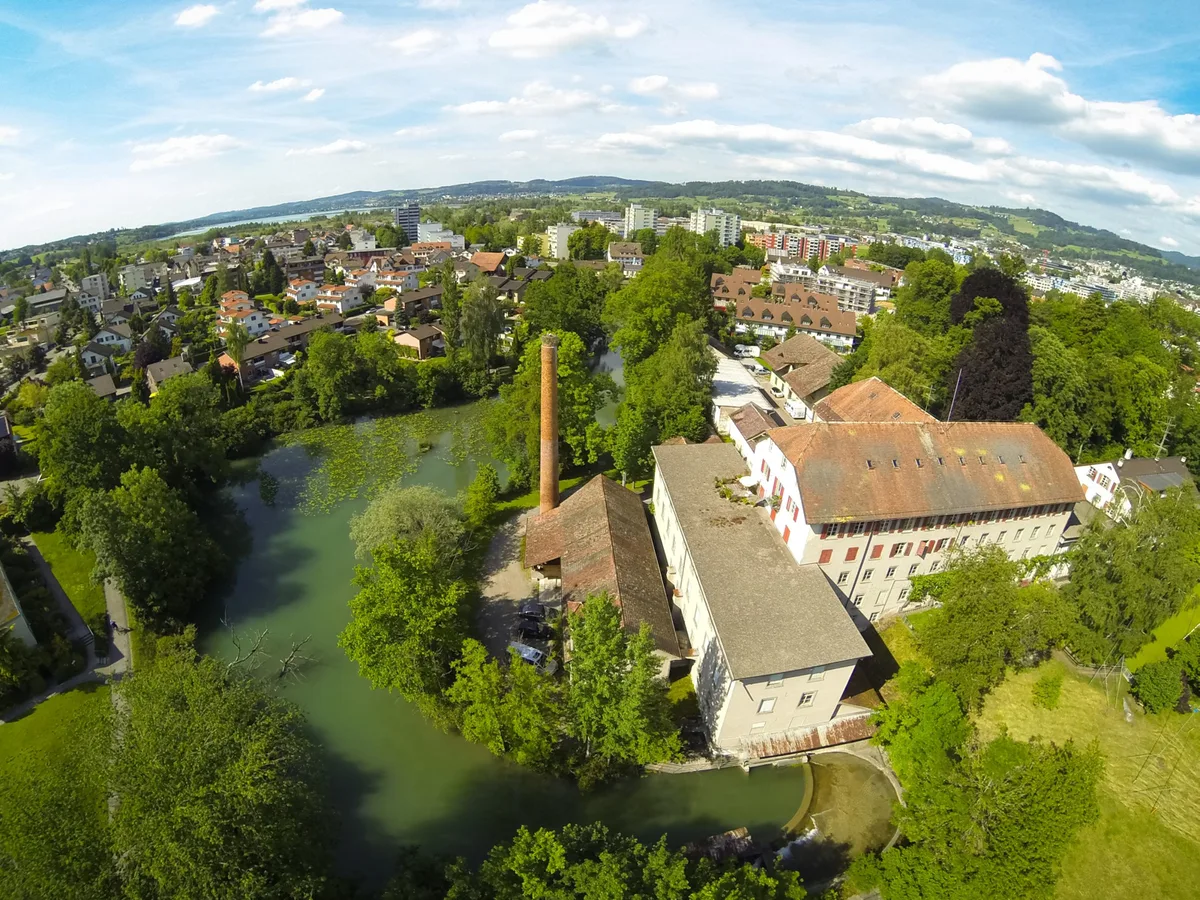 Markantes Fabrikgebäude: Das Schönau-Areal in Wetzikon gehört der Hiag AG. Diese will auf dem ehemaligen Spinnereigelände bauen.