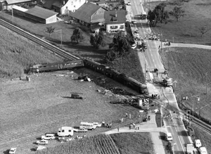 zugungl%c3%bcck_keystone_preview_1 Auf dem Bahnübergang Matte bei Pfäffikon starben am 12. September 1982 39 Buspassagier bei einem Zusammenstoss mit einem Zug.